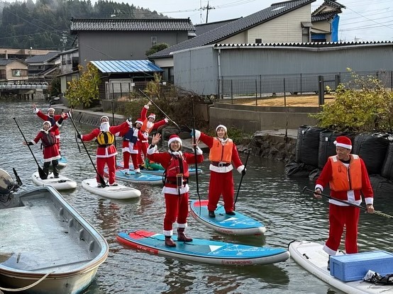 『第一回穴水町復興サンタSUP』の光景