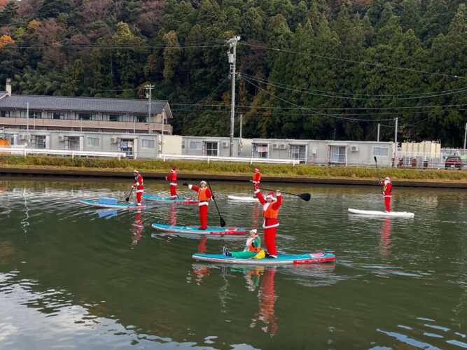 『第一回穴水町復興サンタSUP』の光景