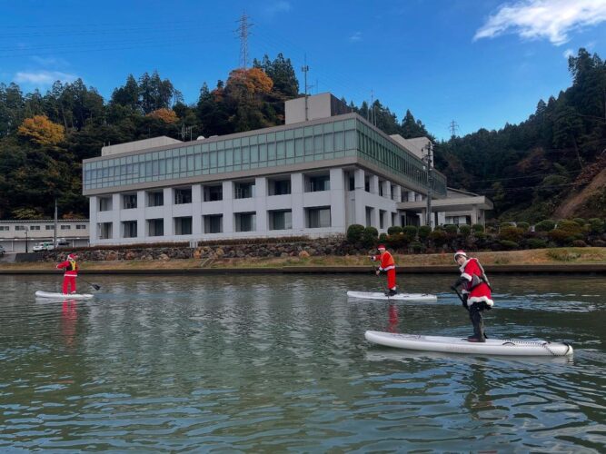 『第一回穴水町復興サンタSUP』の光景