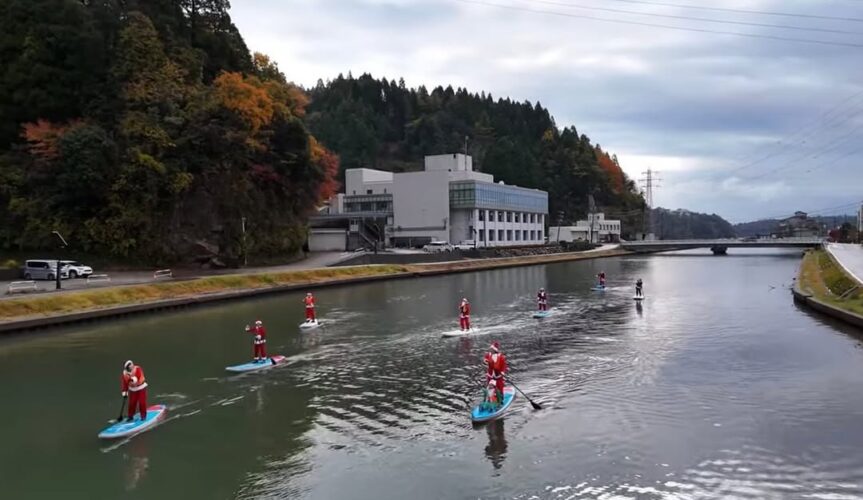 令和6年12月1日(日)に開催された『第一回穴水町復興サンタSUP』のドローン映像が、「Office Ban Bee」のYouTubeチャンネルで公開されました