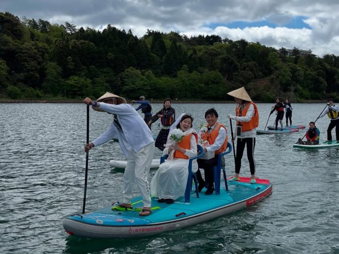 穴水町「水上花嫁道中」SUPで嫁入企画が行われました