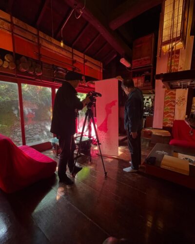龍屋にて加賀友禅と輪島塗りの作品を展示しています