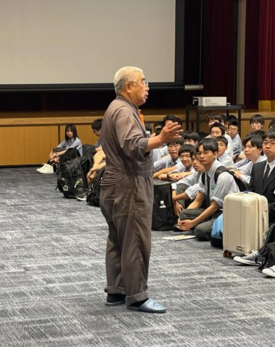 龍屋に昭和鉄道高校の修学旅行生が訪れました