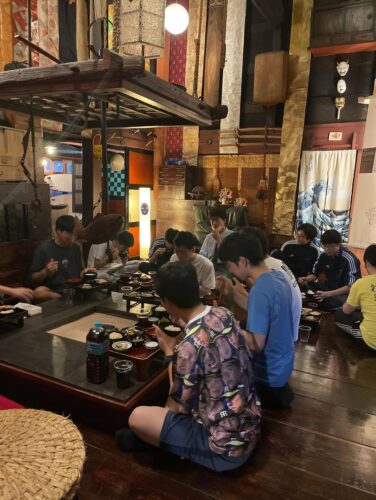 龍屋に昭和鉄道高校の修学旅行生が訪れました