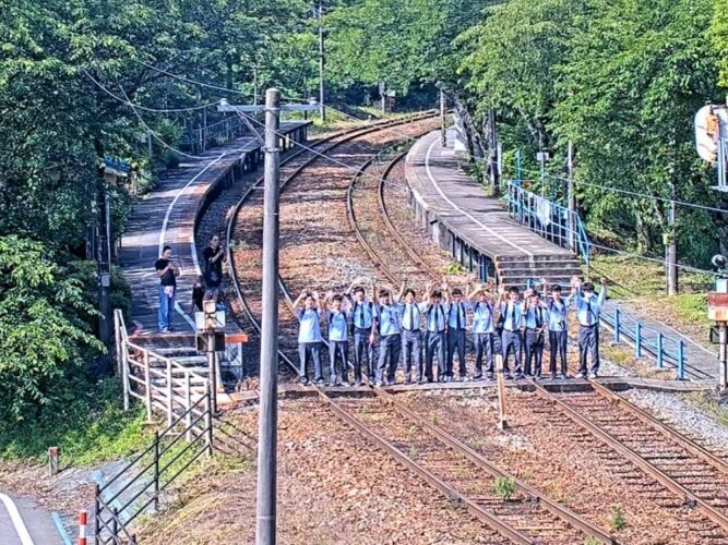 龍屋に昭和鉄道高校の修学旅行生が訪れました