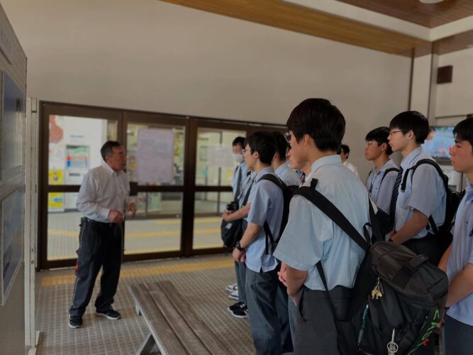 龍屋に昭和鉄道高校の修学旅行生が訪れました