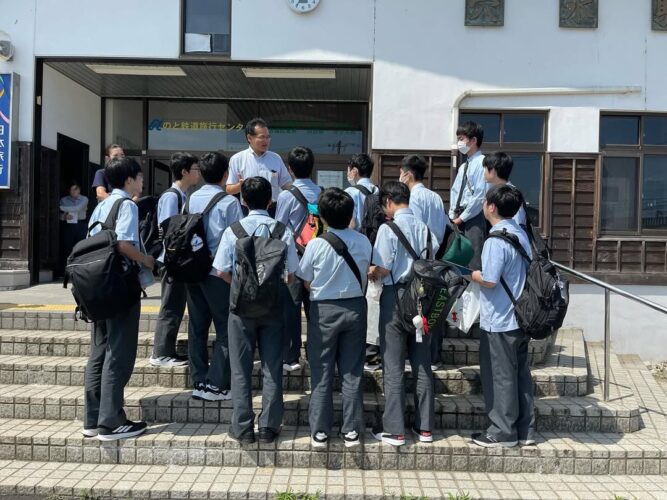 龍屋に昭和鉄道高校の修学旅行生が訪れました