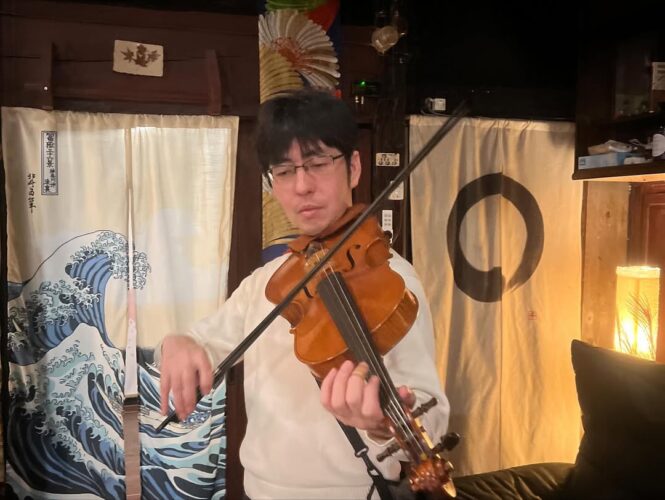龍屋にて風の音楽祭「チームわかな」が、夜の音楽祭を開催しました
