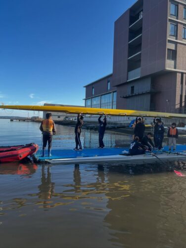 七尾高校ボート部が開催した操艇の体験会をSUPで海上から見守りました