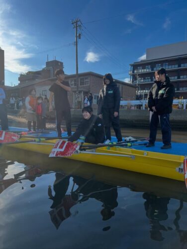 七尾高校ボート部が開催した操艇の体験会をSUPで海上から見守りました