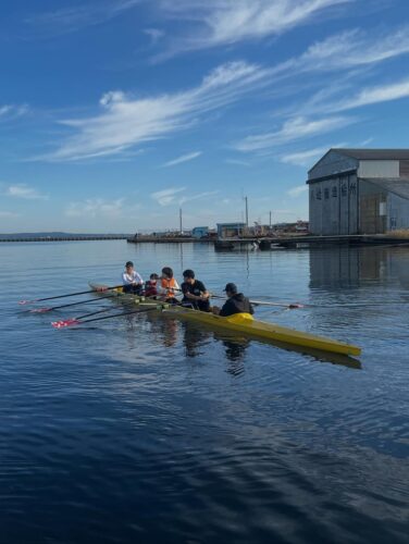 七尾高校ボート部が開催した操艇の体験会をSUPで海上から見守りました
