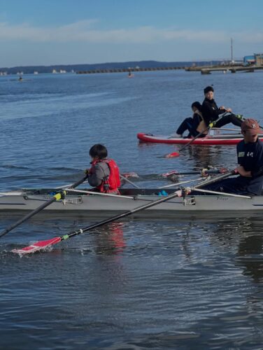 七尾高校ボート部が開催した操艇の体験会をSUPで海上から見守りました