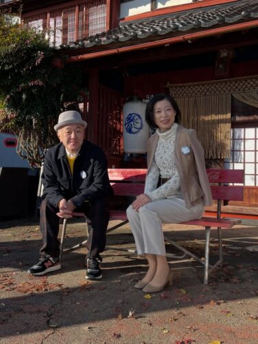 温水洋一さん主演の新ドラマ『局めぐおやじ』の映像に出てくる三波郵便局前のコカコーラのベンチは龍屋の前に設置してあります