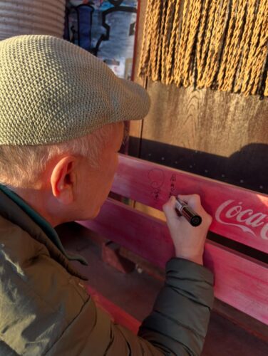 温水洋一さん主演の新ドラマ『局めぐおやじ』の映像に出てくる三波郵便局前のコカコーラのベンチは龍屋の前に設置してあります