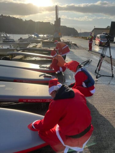 今年も龍屋サンタがSUPで穴水町の皆さんにプレゼントを配りました