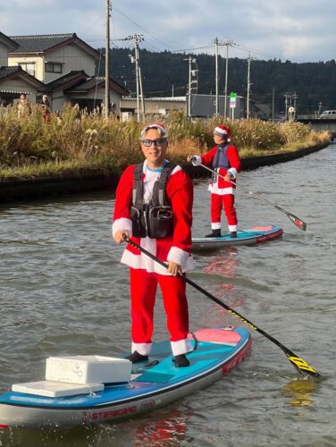 今年も龍屋サンタがSUPで穴水町の皆さんにプレゼントを配りました