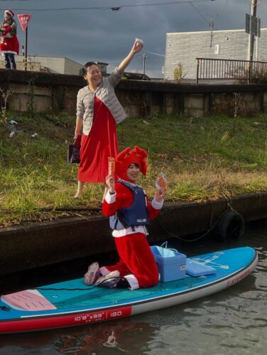 今年も龍屋サンタがSUPで穴水町の皆さんにプレゼントを配りました