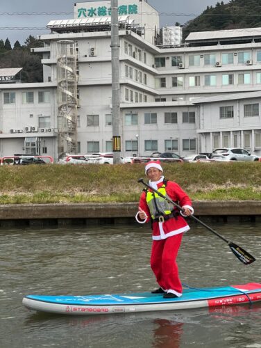 今年も龍屋サンタがSUPで穴水町の皆さんにプレゼントを配りました