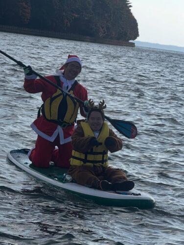 今年も龍屋サンタがSUPで穴水町の皆さんにプレゼントを配りました