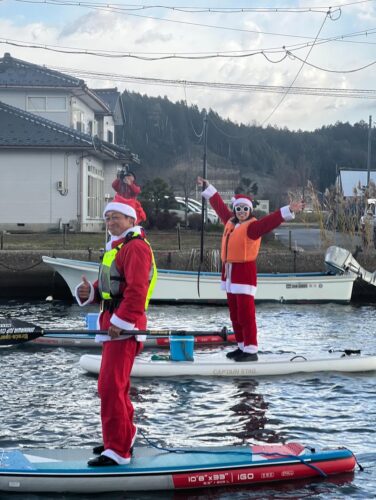 今年も龍屋サンタがSUPで穴水町の皆さんにプレゼントを配りました