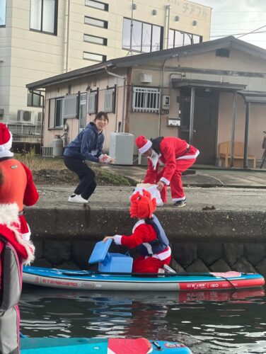 今年も龍屋サンタがSUPで穴水町の皆さんにプレゼントを配りました