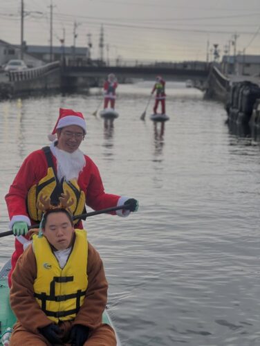 今年も龍屋サンタがSUPで穴水町の皆さんにプレゼントを配りました